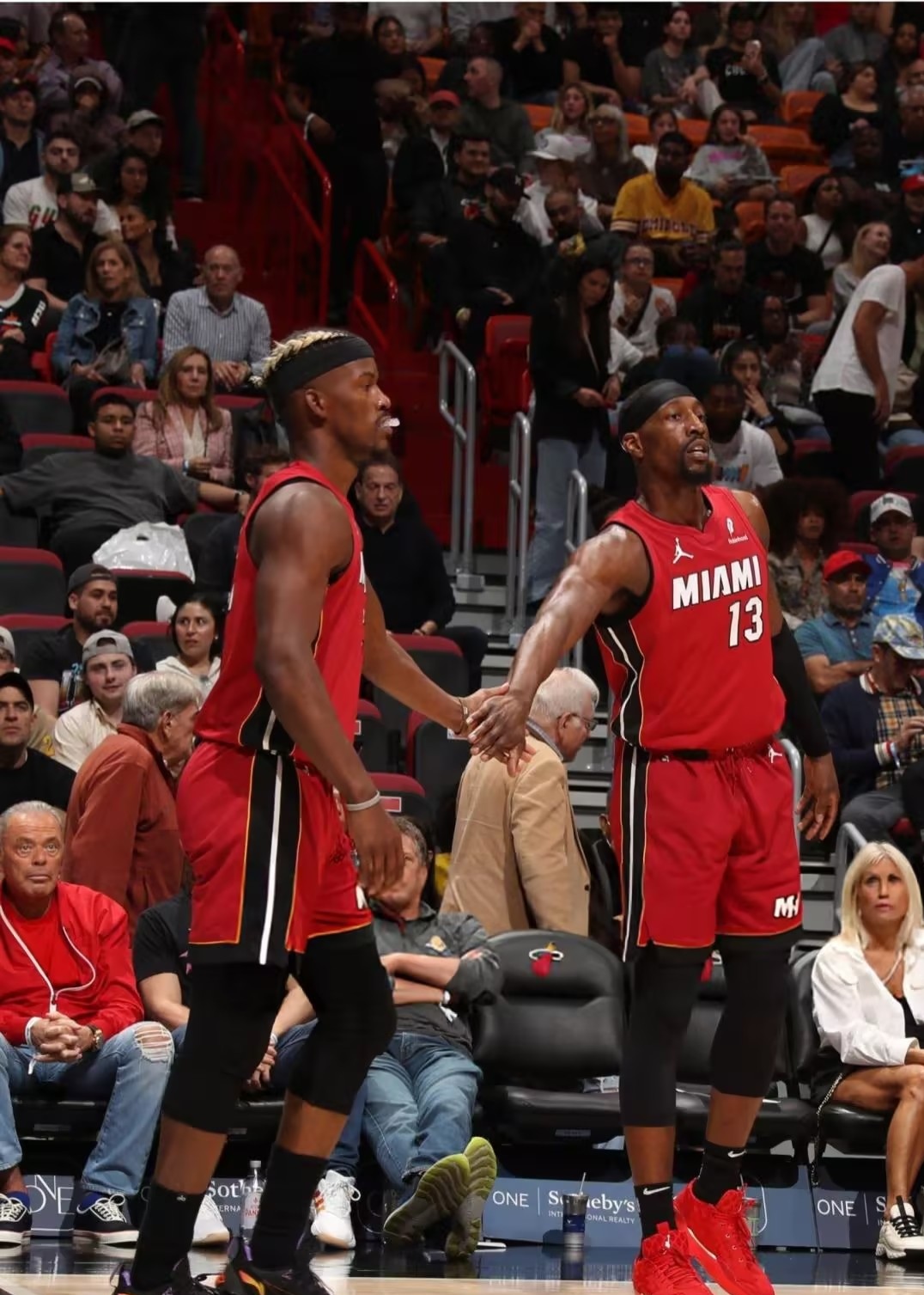 黑白直播体育-热火队击溃篮网,取得两连胜