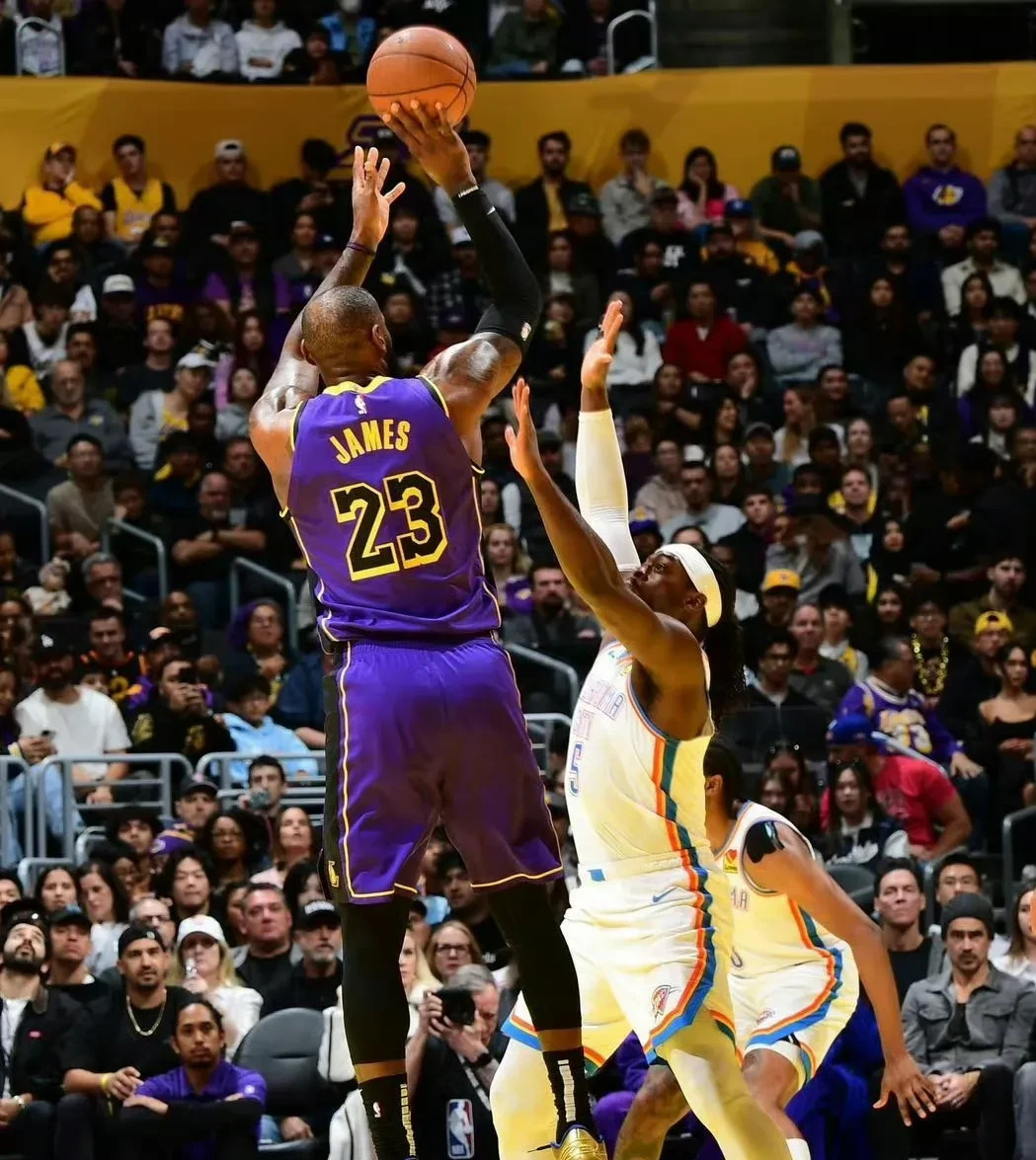 黑白直播免费体育直播-包含湖人客场不敌雷霆,詹姆斯表现普通的词条