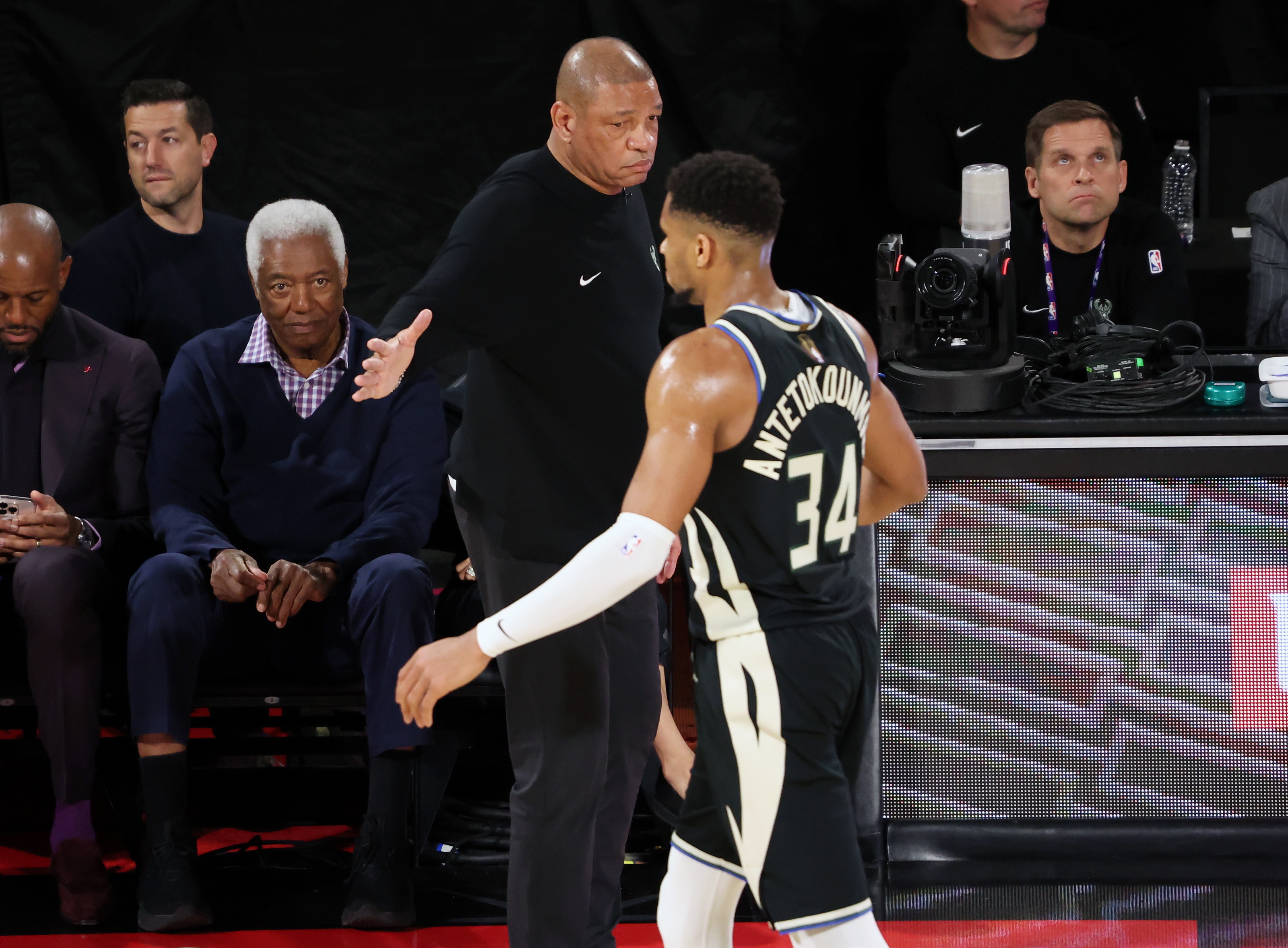 关于雄鹿大胜老鹰,字母哥独得45分的信息 关于雄鹿大胜老鹰,字母哥独得45分的信息