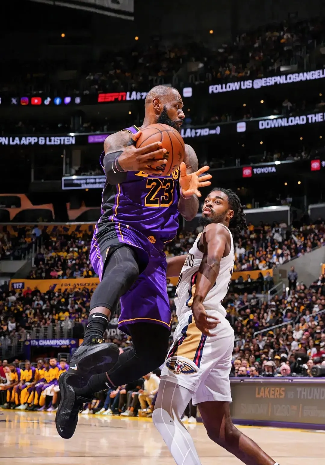 黑白直播nba在线观看-猛龙击败湖人,詹皇失利