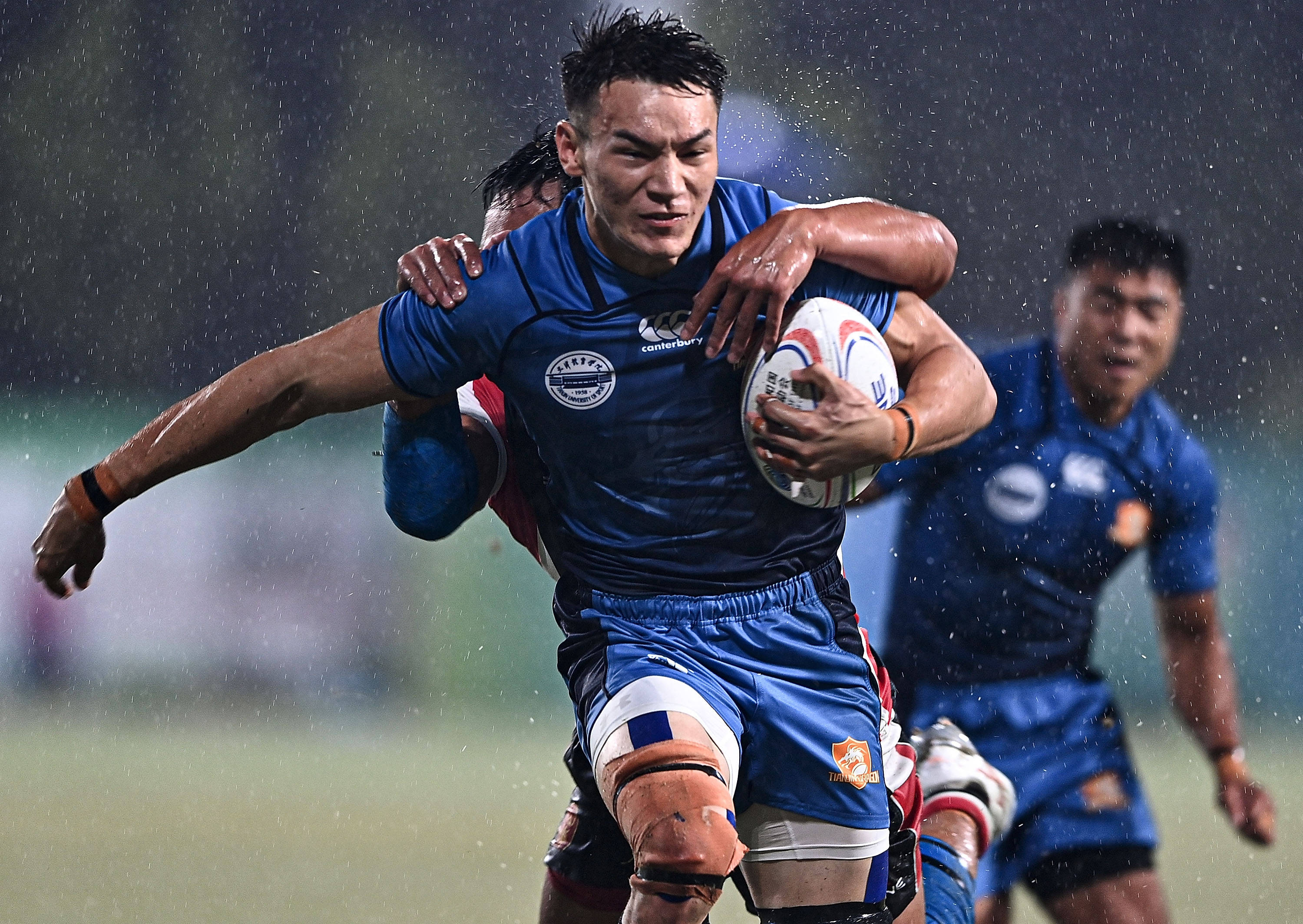 橄榄球选手刷新世界纪录,震撼全场 橄榄球选手刷新世界纪录,震撼全场