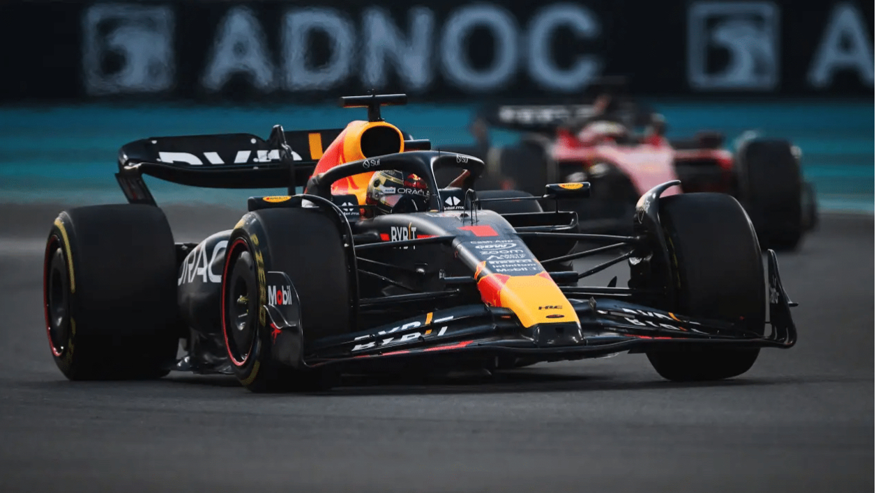 黑白直播免费体育直播-雷诺车队鏖战红牛二队,维斯塔潘点燃赛场