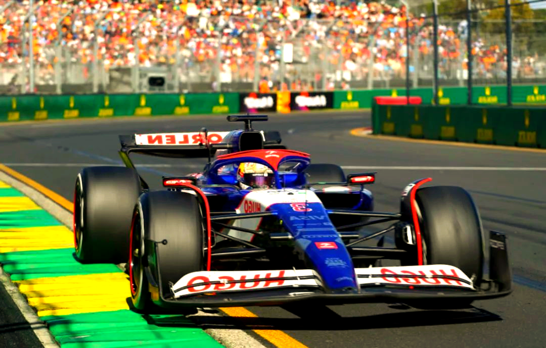 雷诺车队鏖战红牛二队,维斯塔潘点燃赛场 雷诺车队鏖战红牛二队,维斯塔潘点燃赛场