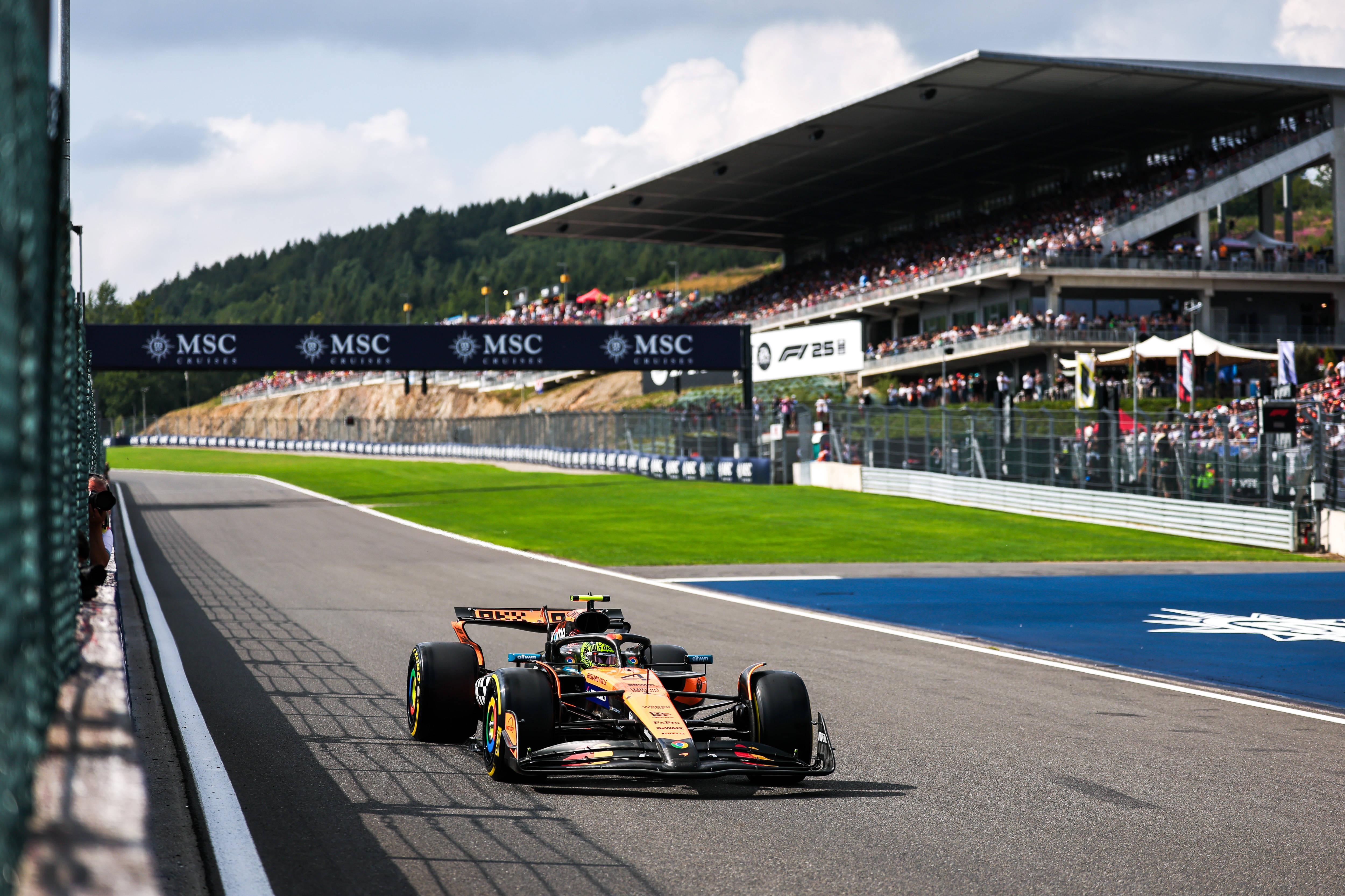 黑白直播-索伯车队险胜红牛车队，皮亚斯特里刷新纪录