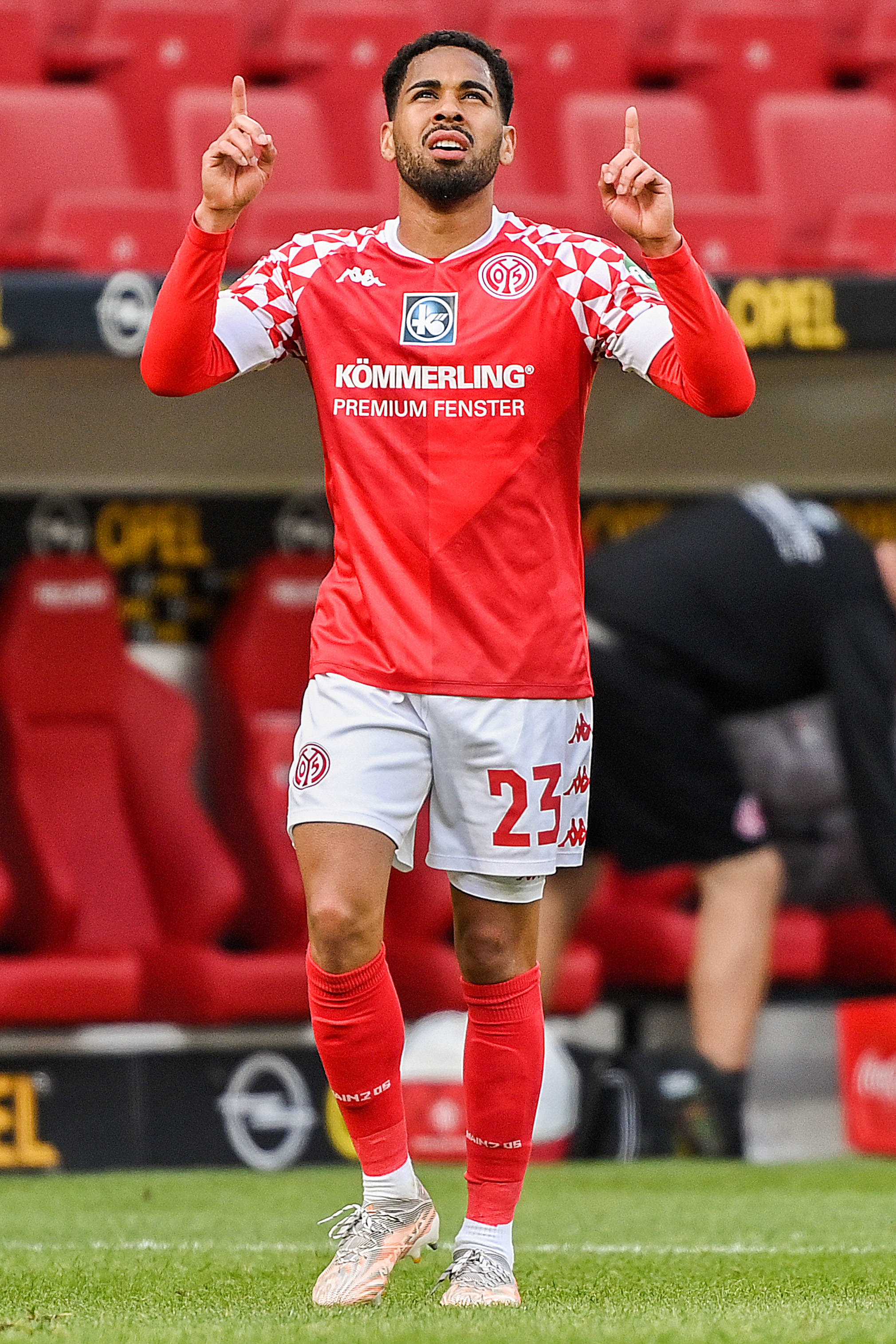 黑白直播体育-柏林赫塔球员受伤下场，提前换人