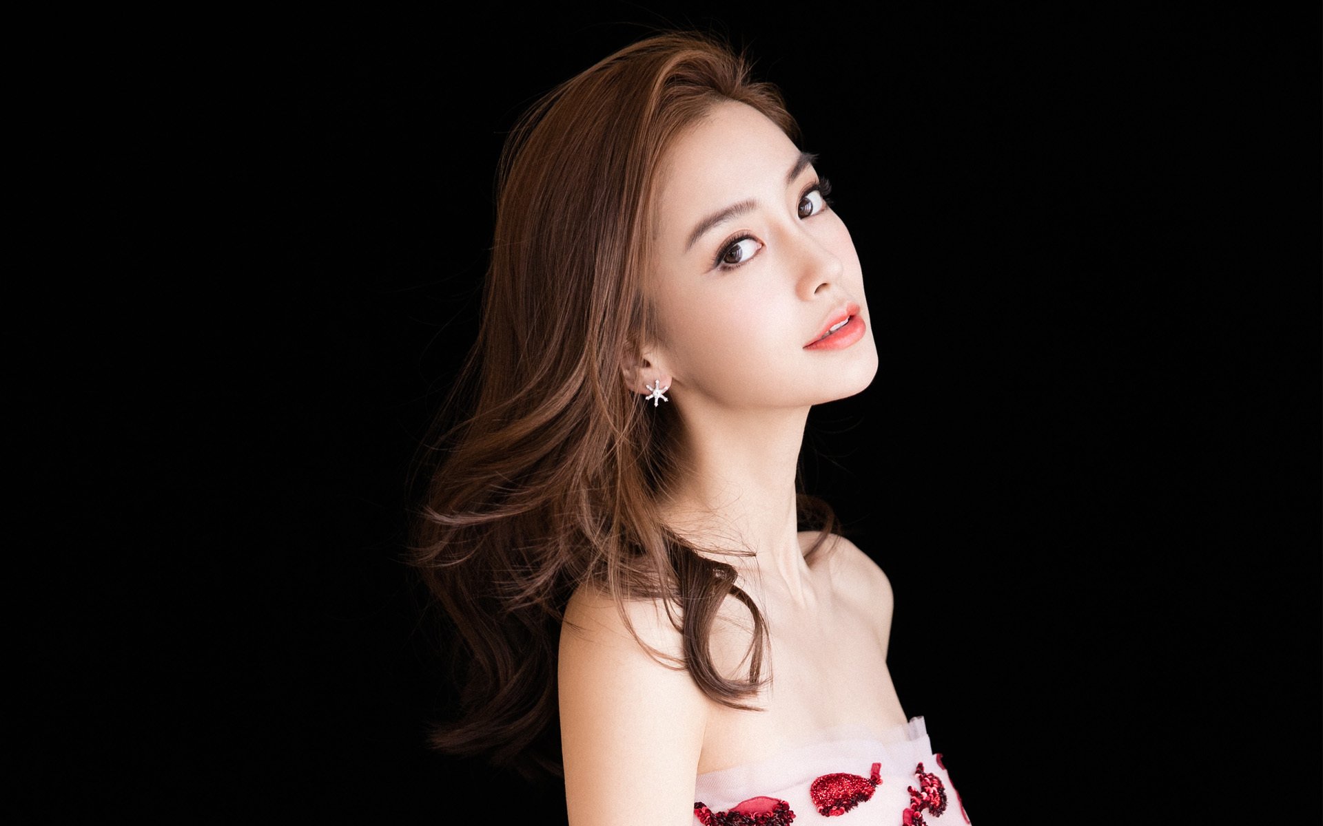 黑白直播体育-舞台即战场，当F1争冠夜的轰鸣遇见莱万的沉默狙杀