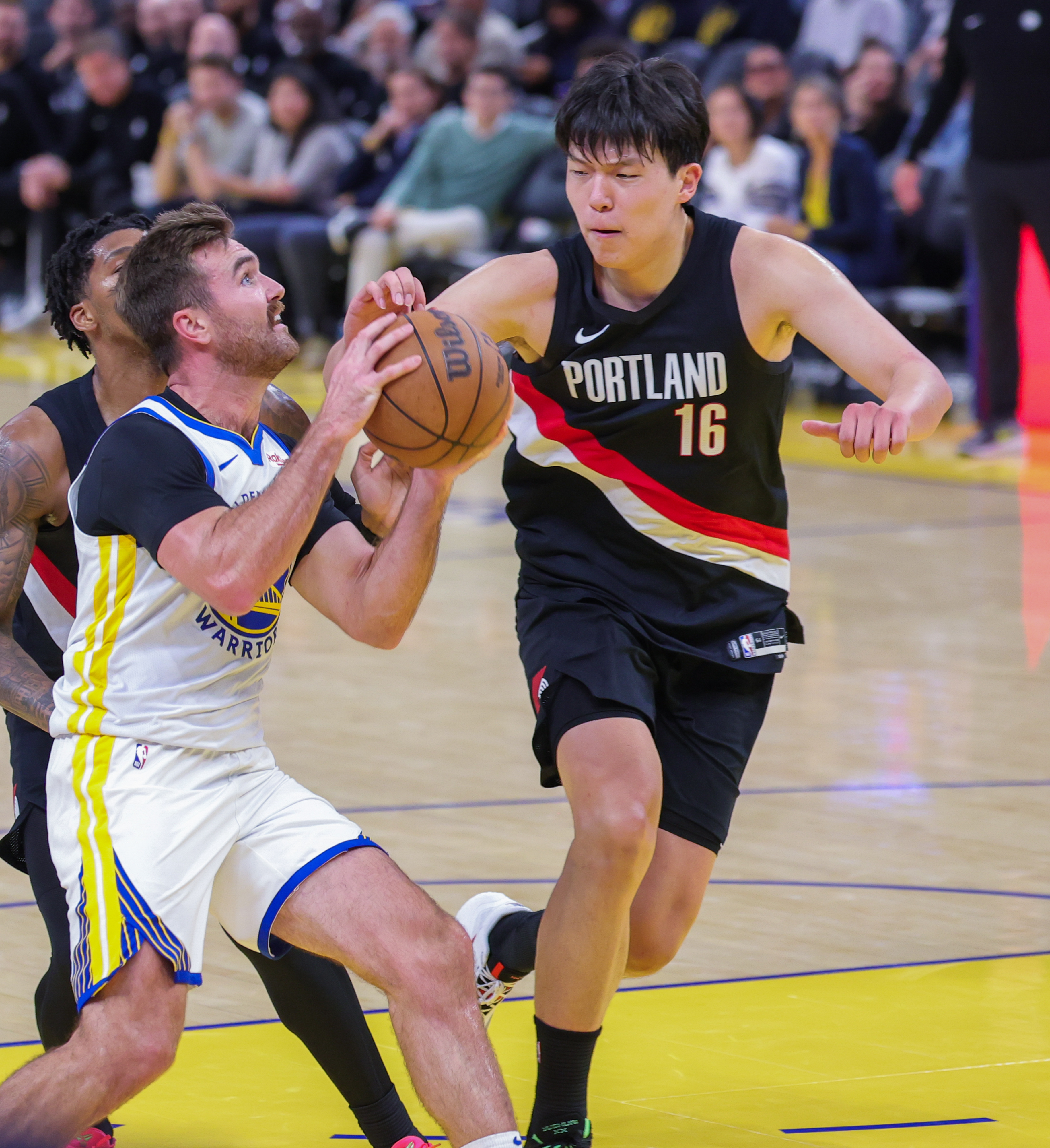 黑白直播网-欧冠淘汰赛焦点战，热火末节带走勇士