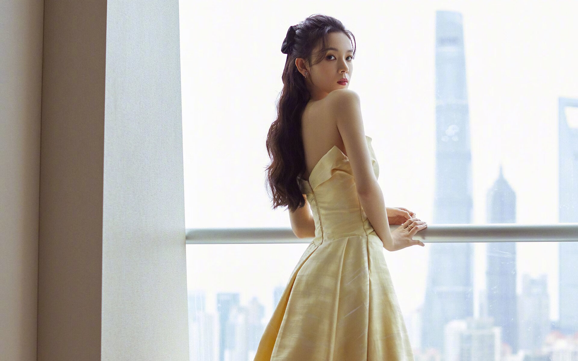 黑白直播在线观看-从团队涅槃到个人加冕，足球场上的两种胜利哲学